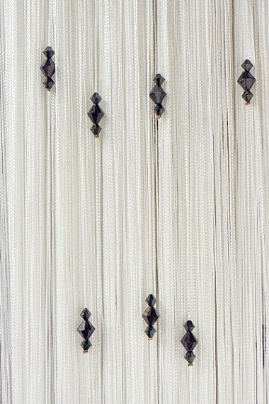 Фото Шторы нити Стеклярус белый с тройными биконусными черными камнями № 1+9