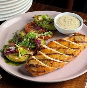 Стейк курячий гриль з сирним соусом