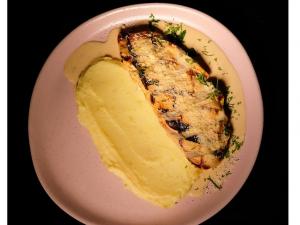 Стейк курячий гриль з сирним соусом