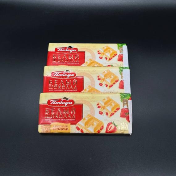 Foto Choсolate blanco con fresas 100 g