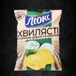 Patatas fritas Lux con sabor a crema agria y hierbas onduladas 125g