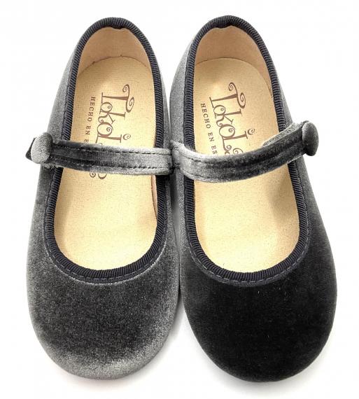 Foto Merceditas de terciopelo gris, con botón forrado y cierre de velcro. Marca tokolate