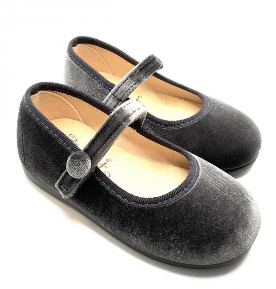 Foto Merceditas de terciopelo gris, con botón forrado y cierre de velcro. Marca tokolate